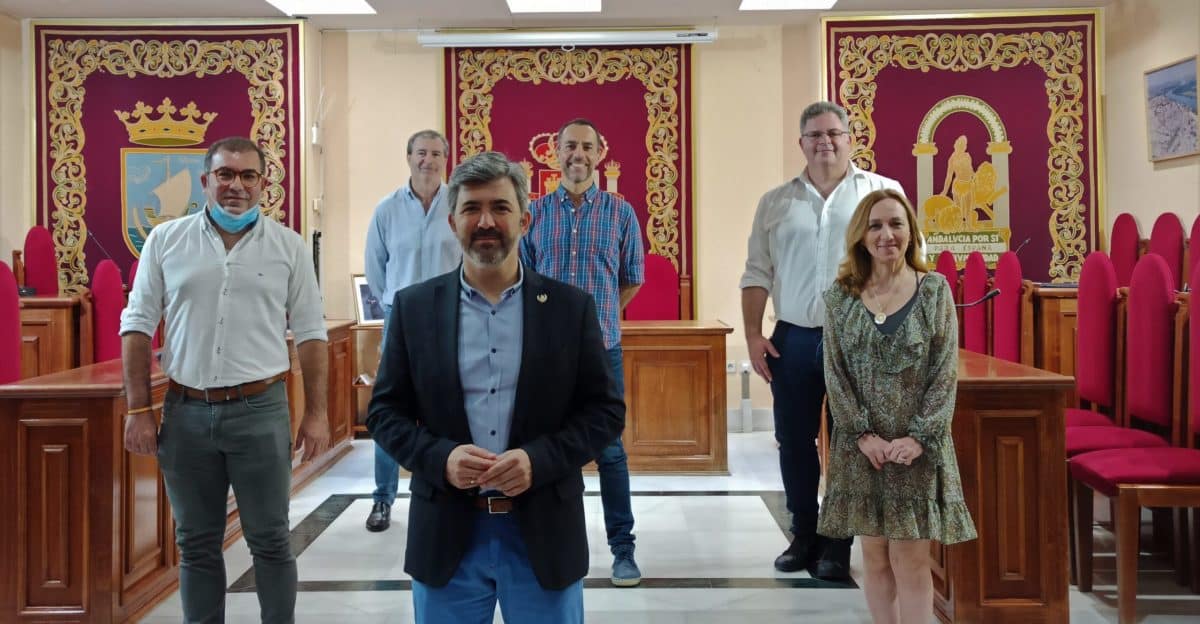El alcalde de Coria del Río Modesto González junto a los portavoces de los grupos municipales. Foto del Ayuntamiento de Coria