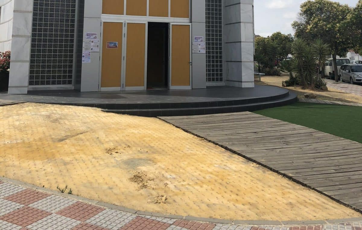 La entrada de la parroquia con el césped artificial arrancado