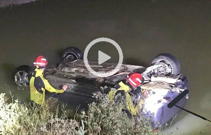 Tras la salida de la vía, el coche volcó y cayó en un canal de Isla Mayor.