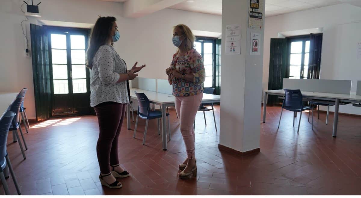 La alcaldesa, Carmen Herrera, y la delegada de Cultura, Ángela de la Rosa, han visitado las instalaciones,