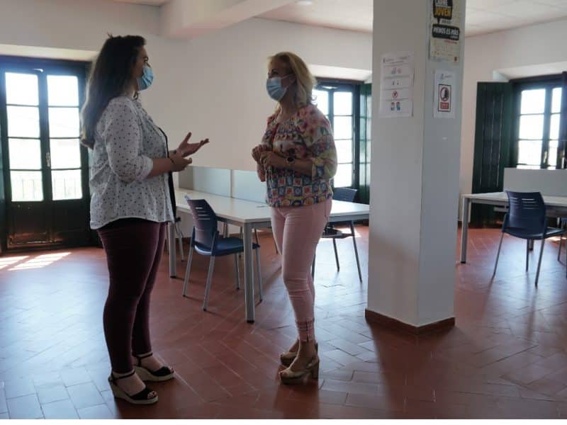 La alcaldesa, Carmen Herrera, y la delegada de Cultura, Ángela de la Rosa, han visitado las instalaciones,