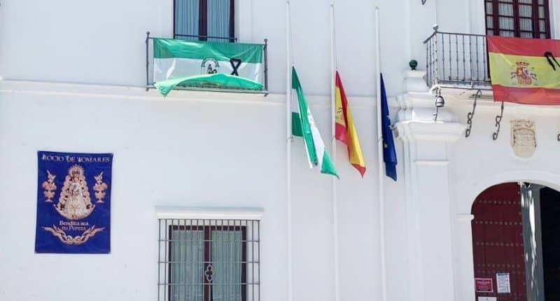 El Ayuntamiento de Tomares durante el luto oficial.