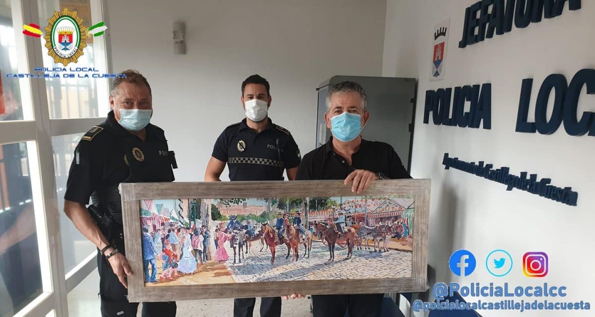 Los policías posan con la obra recuperada