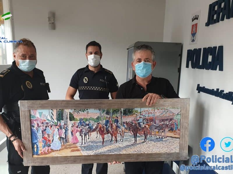 Los policías posan con la obra recuperada