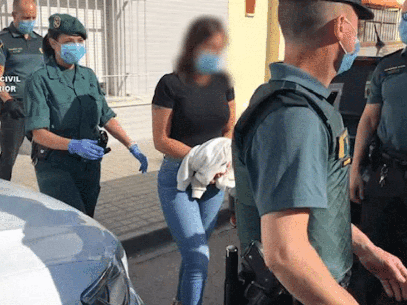 Una de las personas detenidas por la Guardia Civil en Gelves por delito de drogas.