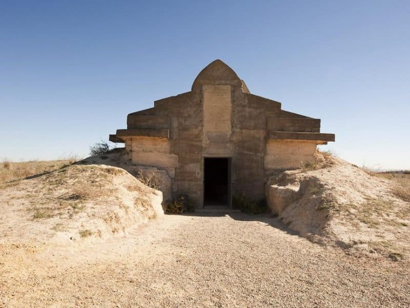 El dolmen de la Pastora se encuentra ubicado en el pueblo de Valencina de la Concepción