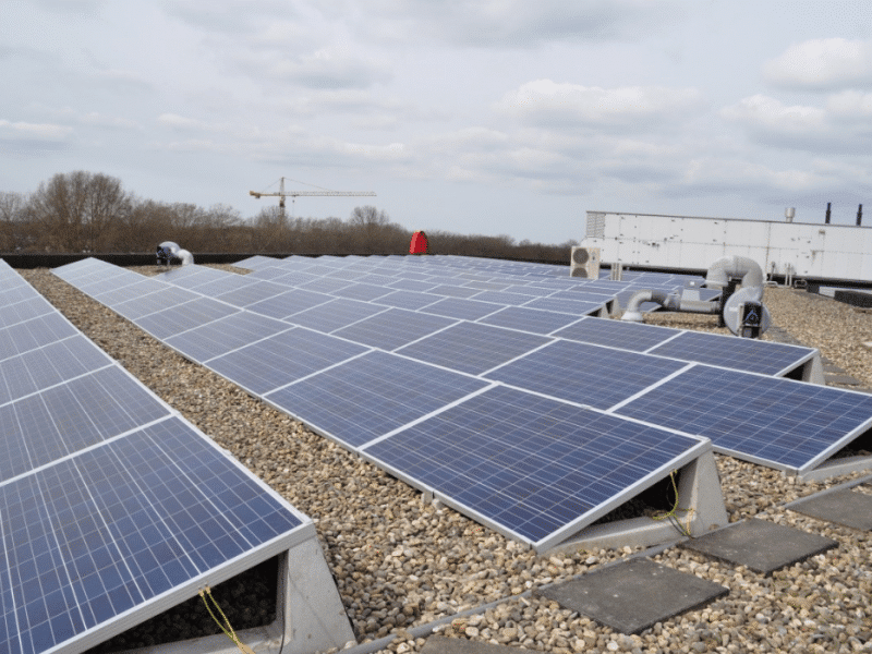 Paneles solares en una cubierta.