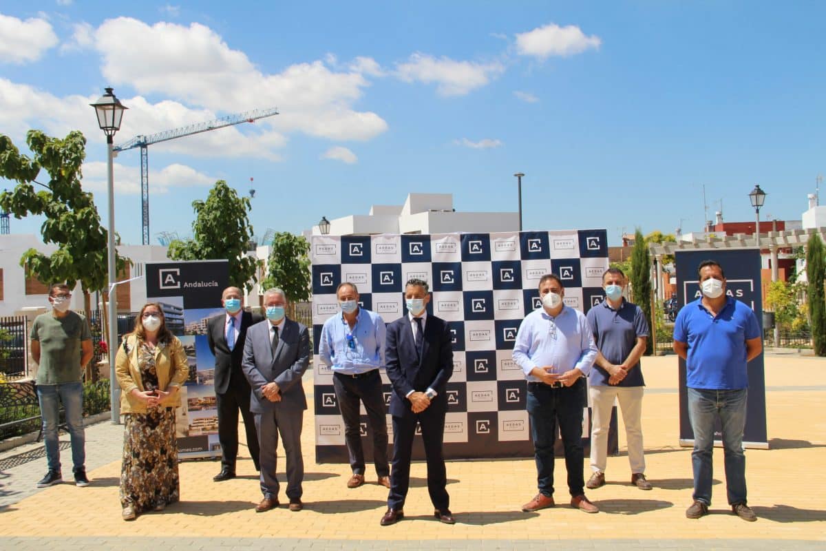 Inauguración de la urbanización de Aedas Home con el alcalde Francisco Molina y el entonces teniente alcalde Manuel Romero.