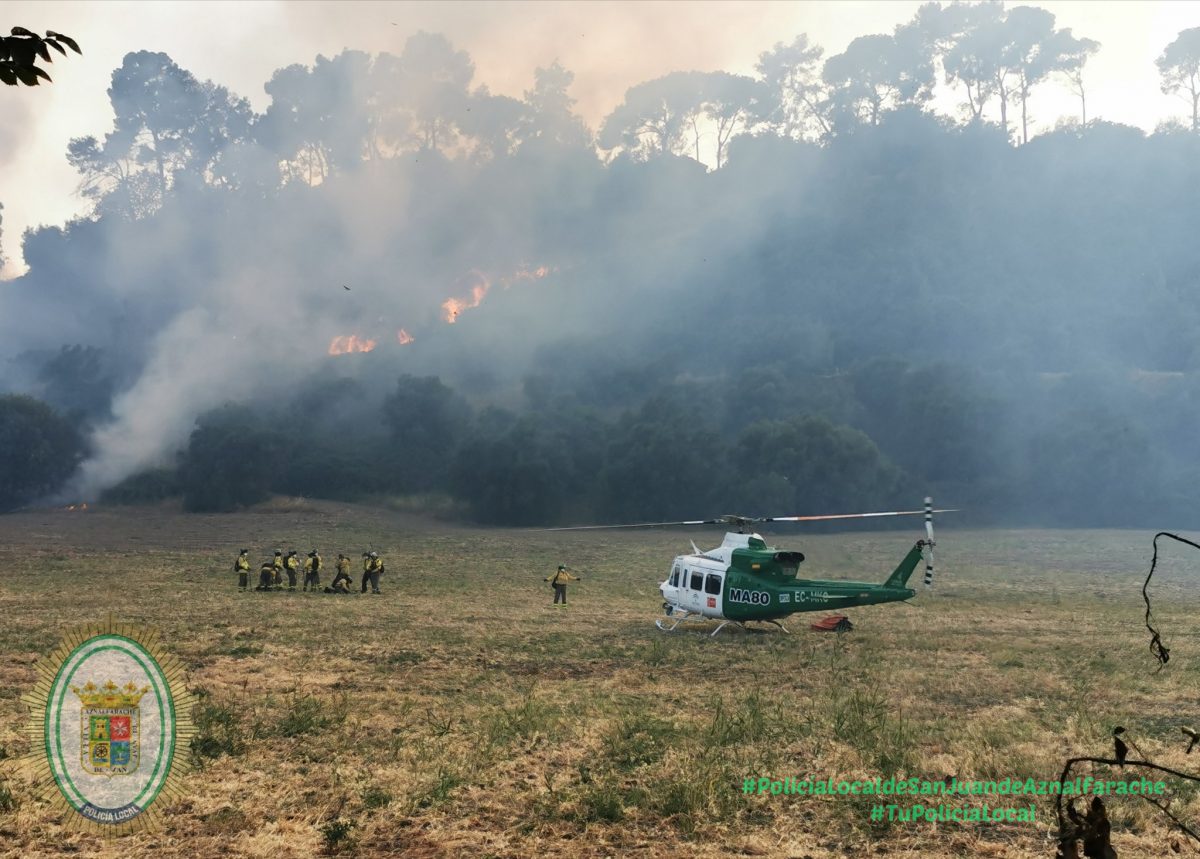 Bomberos del INFOCA se suman a los bomberos del Aljarafe el pasado sábado. Foto Policía Local.