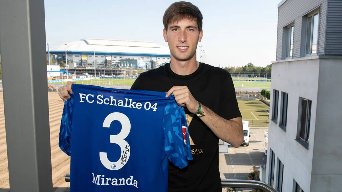 Juan Miranda durante su presentación con el Schalke 04