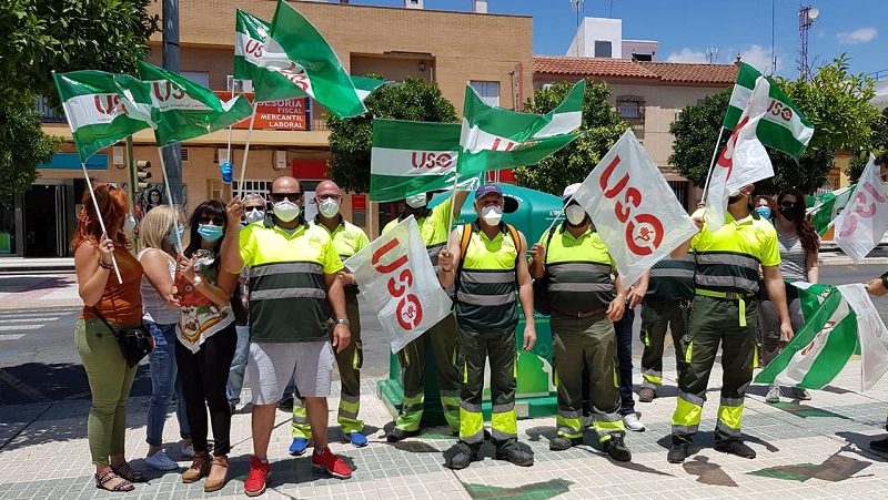 Los trabajadores de la Mancomunidad del Guadalquivir se manifiestan frente al Ayuntamiento de Bormujos.