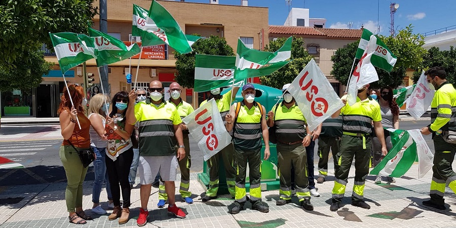 Los trabajadores de la Mancomunidad del Guadalquivir se manifiestan frente al Ayuntamiento de Bormujos.