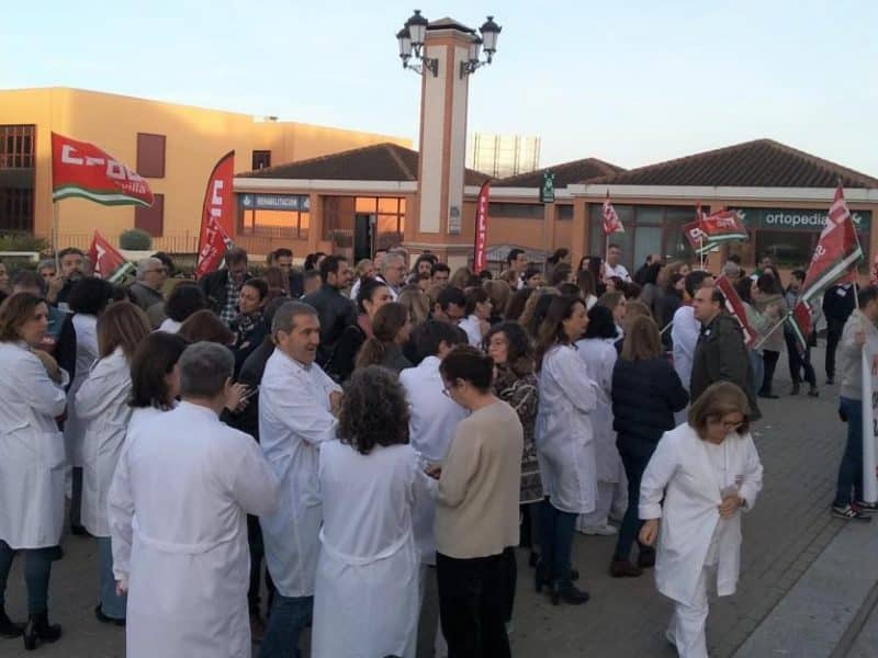 Médicos del San Juan de Dios de Aljarafe protestan por los despidos.