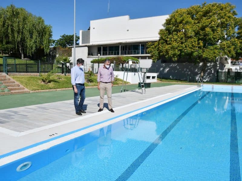 Jose Luis Sanz visita la piscina municipal de Tomares.