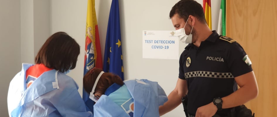 Policía de Castilleja de la Cuesta se realiza la prueba de la Covid-19
