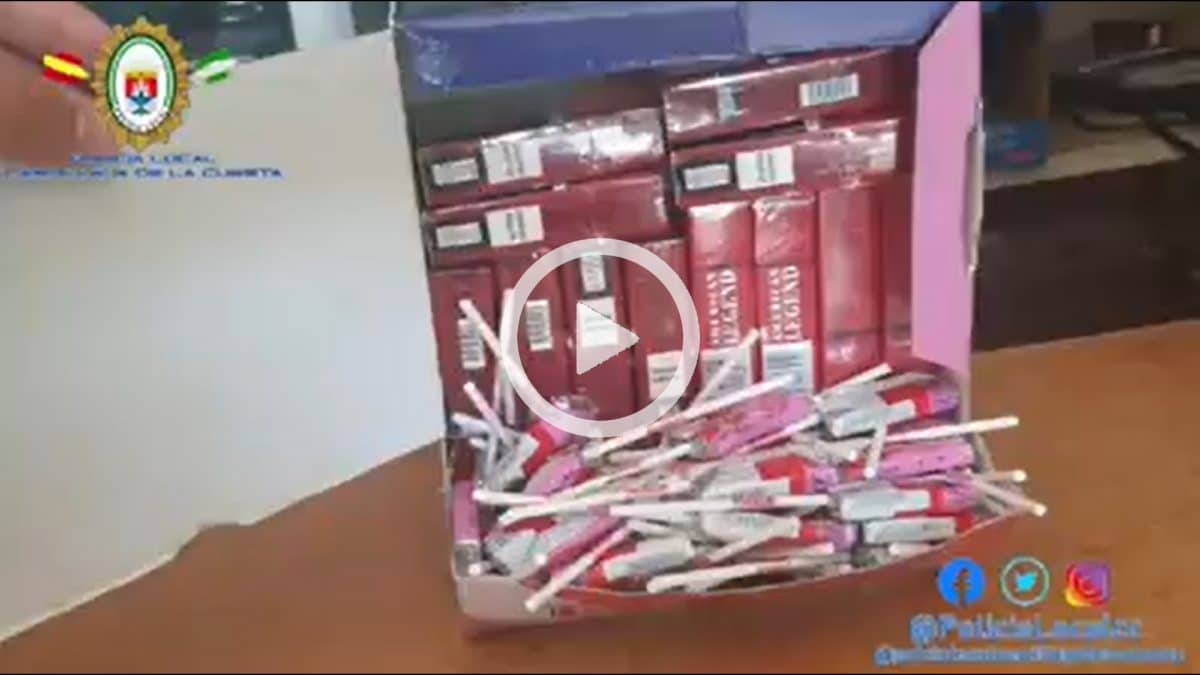 Escondía tabaco en la caja dispensadora de Lollipop, una chuchería de fresa.