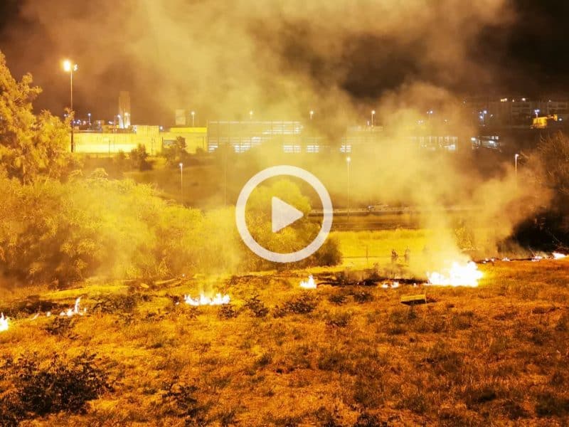Incendio en San Juan junto al puente de los Derechos Humanos