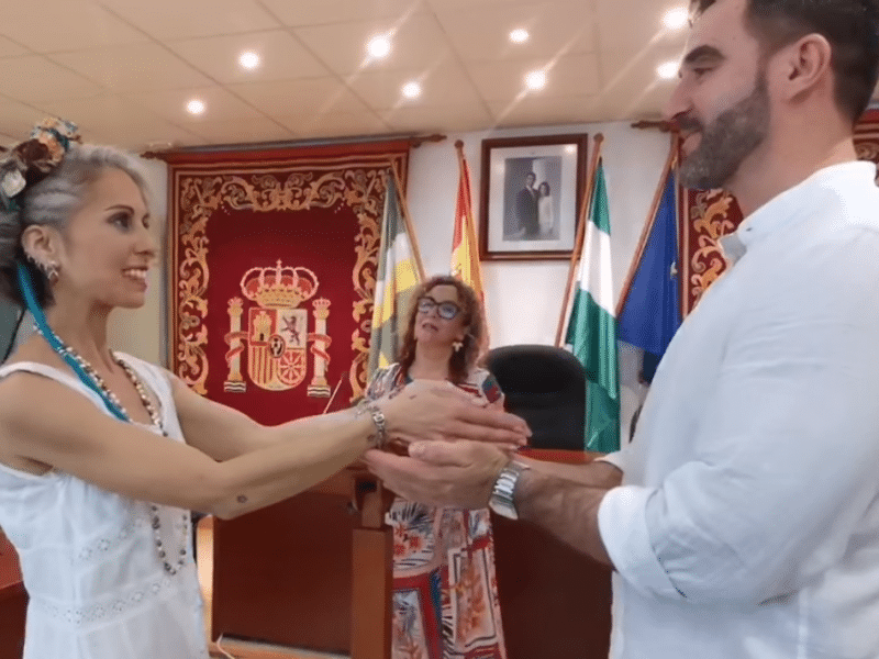 Manuel y Blanca se prometen en el salón de actos del Ayuntamiento de Bormujos