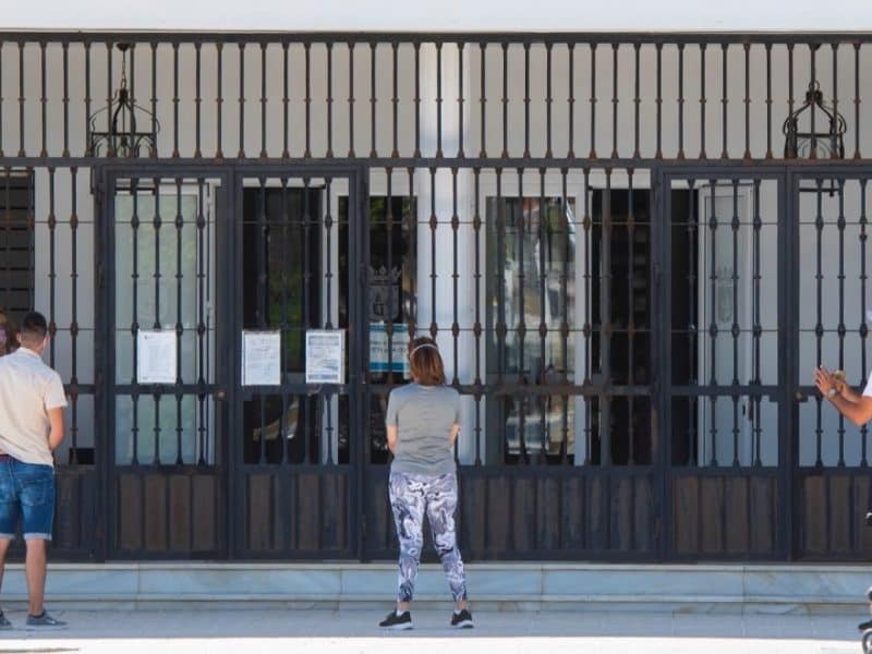 La foto del Partido Popular para denunciar la atención al cliente en Espartinas a través de una reja.