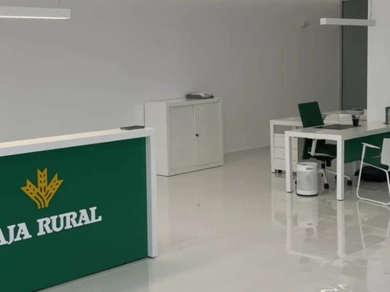 Interior de la nueva sucursal de Caja Rural del Sur en Gines.
