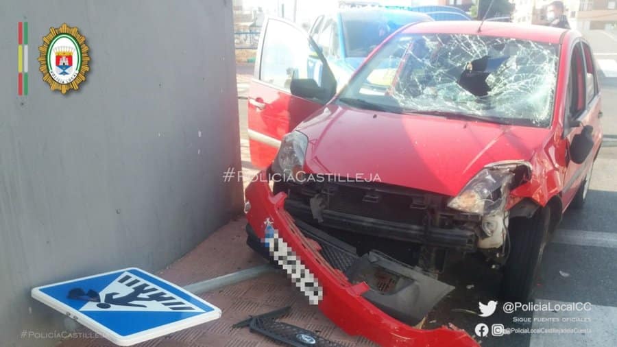 Imagen del coche que se vio involucrado en el accidente. Foto de la Policía de Castilleja de la Cuesta.