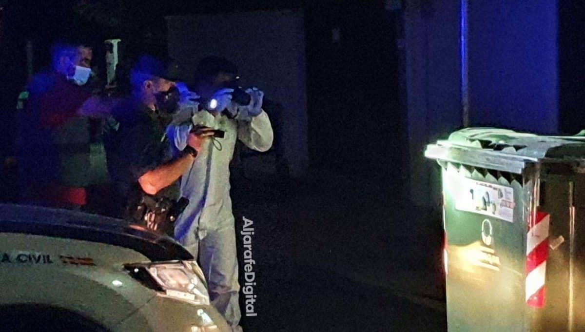Imagen de la Guardia Civil inspeccionando uno de los contenedores en busca de pruebas.