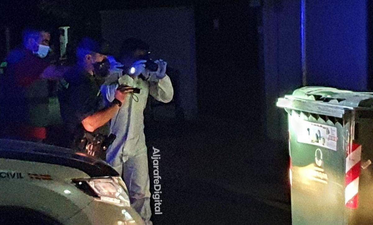Imagen de la Guardia Civil inspeccionando uno de los contenedores en busca de pruebas.