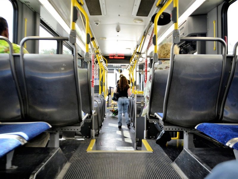 El interior de un autobús de Mairena del Aljarafe