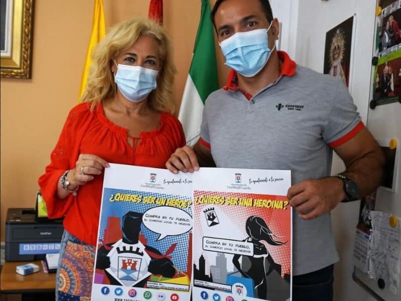 La alcaldesa presenta la campaña de apoyo al comercio local en Castilleja de la Cuesta.