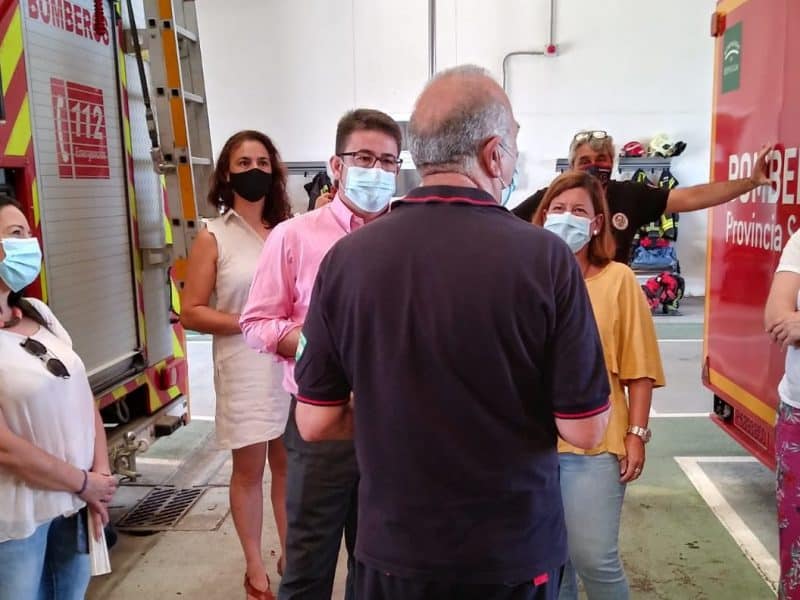 Manuel Benjumea y Carmen Santa María escuchan a uno de los bomberos del centro de Sanlúcar