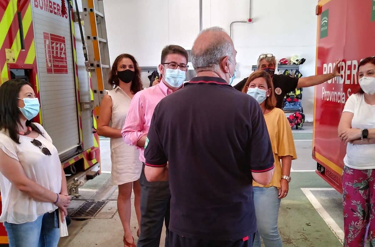 Manuel Benjumea y Carmen Santa María escuchan a uno de los bomberos del centro de Sanlúcar