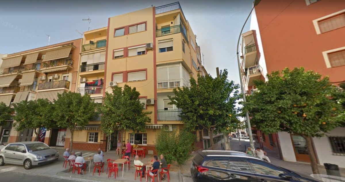 Bocacalle de la Calle Valldemosa en Camas donde fue incendiado un inmueble.