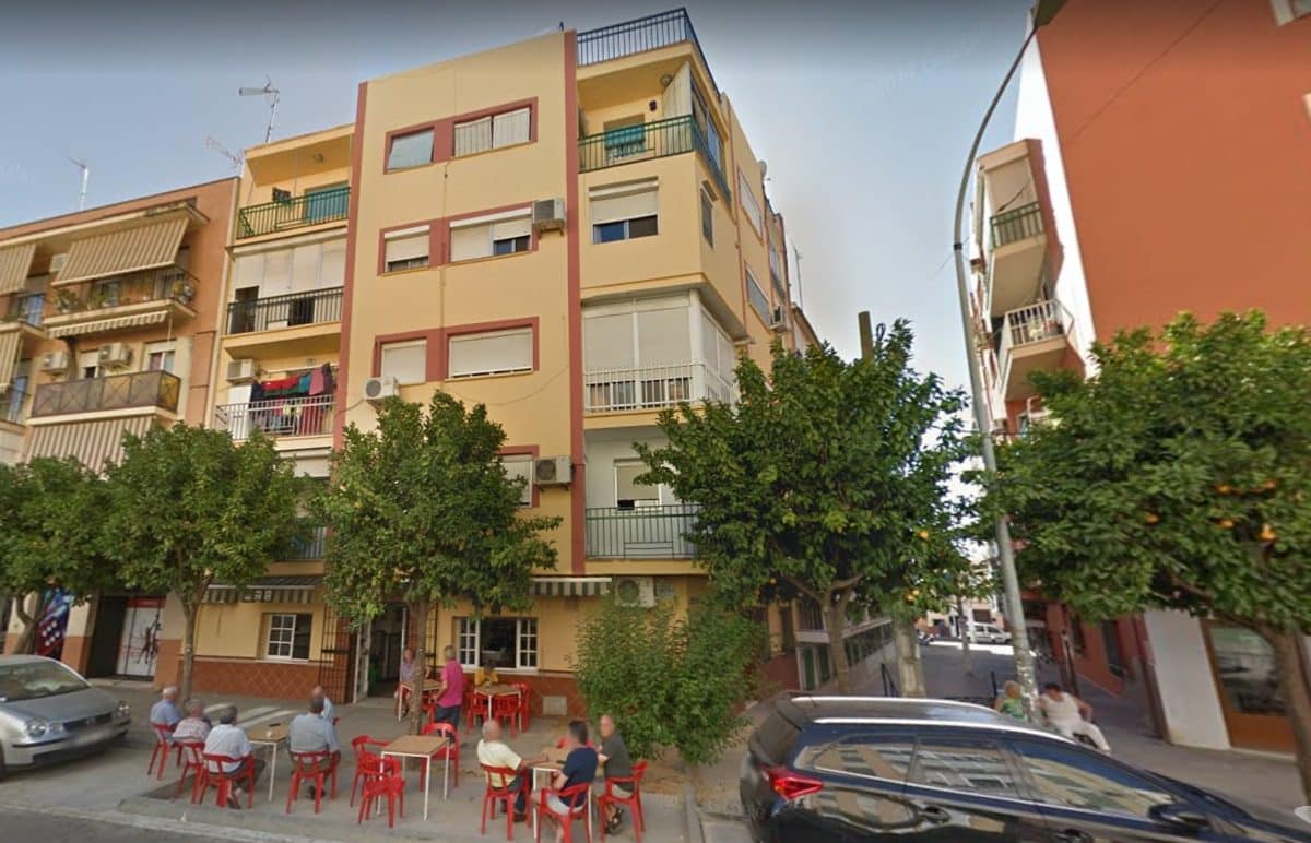 Bocacalle de la Calle Valldemosa en Camas donde fue incendiado un inmueble.