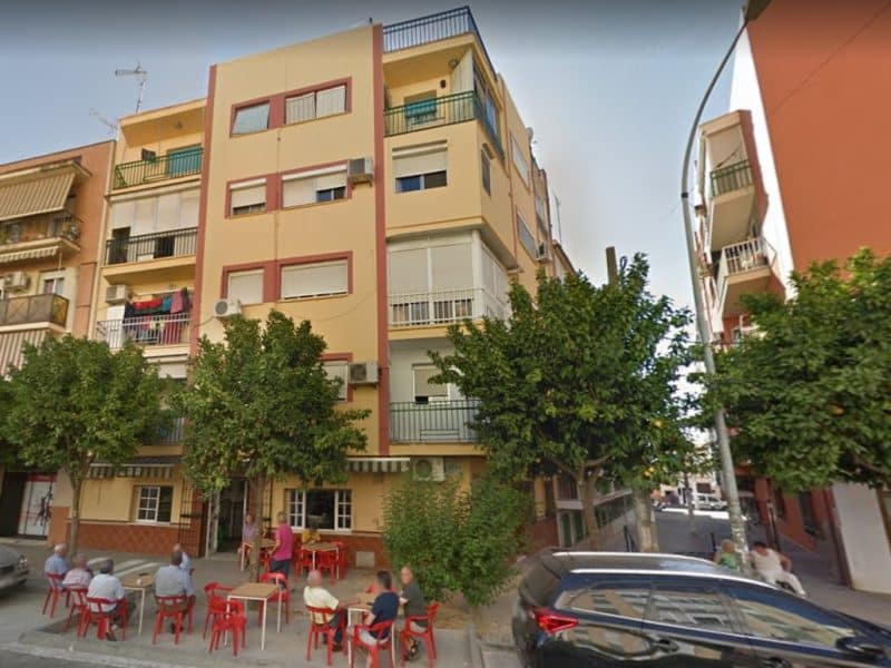 Bocacalle de la Calle Valldemosa en Camas donde fue incendiado un inmueble.