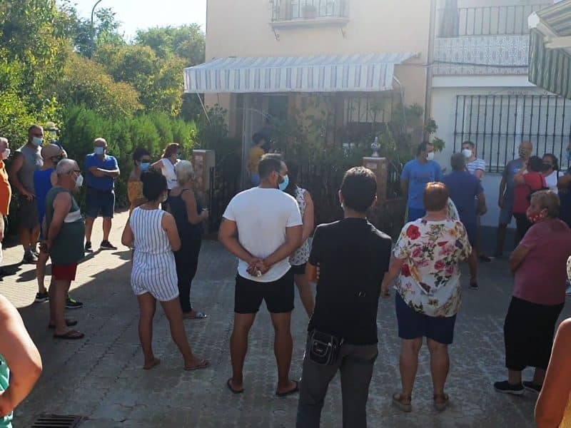 Concentración en el barrio de La Uva de Camas ante los reiterados apagones.