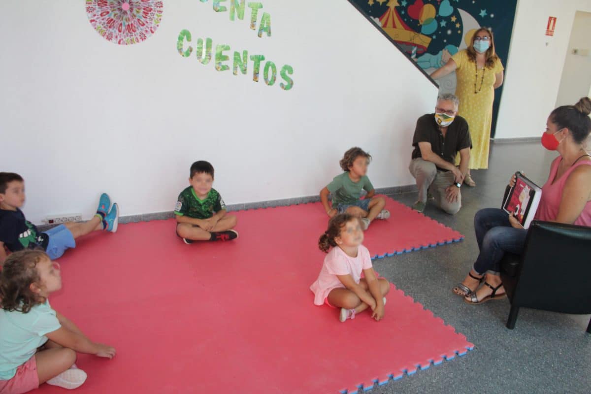 El alcalde Francisco Molina visitó la escuela de verano de Bormujos.