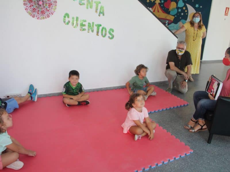 El alcalde Francisco Molina visitó la escuela de verano de Bormujos.