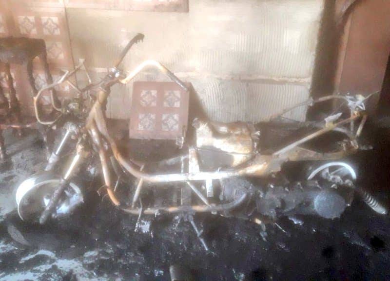 Motocicleta calcinada y posible origen de la explosión. Foto de los Bomberos del Aljarafe.