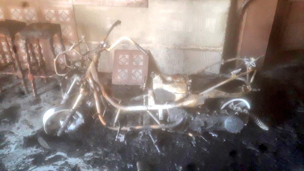 Motocicleta calcinada y posible origen de la explosión. Foto de los Bomberos del Aljarafe.