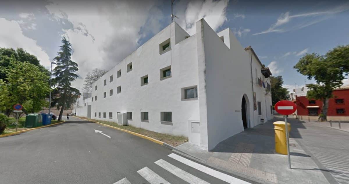 Fachada lateral del Ayuntamiento de Tomares, antigua Hacienda Santa Ana