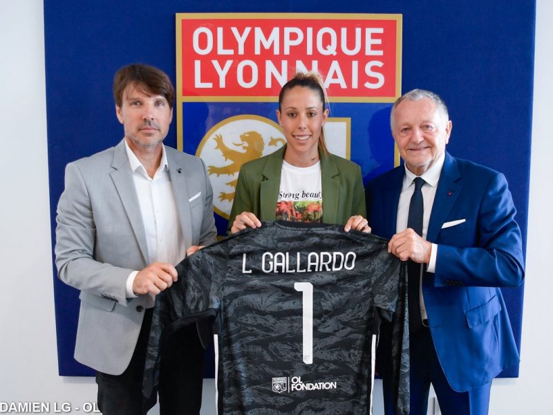 Lola Gallardo en su presentación con el Olympique de Lyon