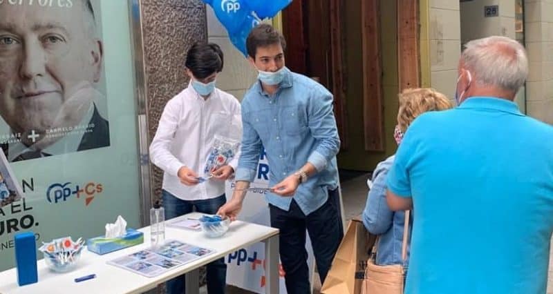 Luis Paniagua repartiendo propaganda del Partido Popular en Vitoria-Gasteiz. Foto de @luis_ppani.