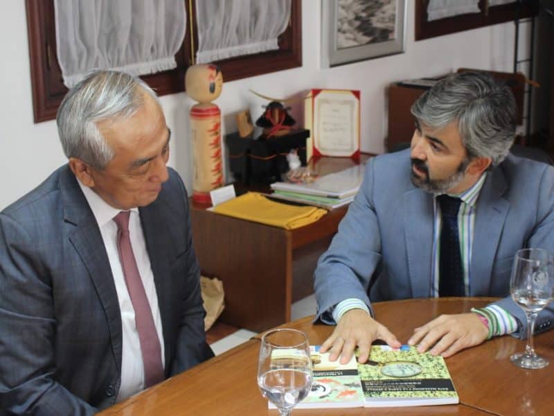 Modesto González, a la derecha, junto al Embajador de Japón en el Ayuntamiento de Coria.