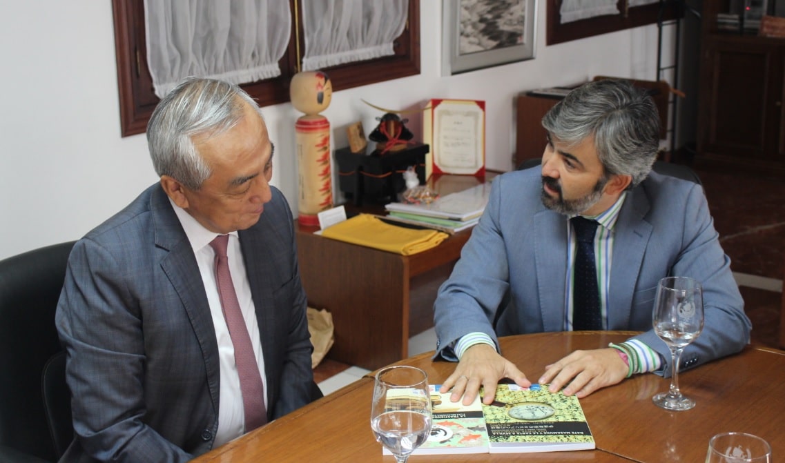 Modesto González, a la derecha, junto al Embajador de Japón en el Ayuntamiento de Coria.