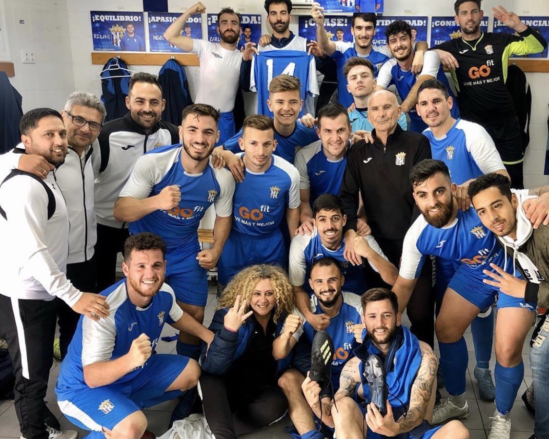 Plantilla del Camas CF celebra un triunfo en el vestuario.