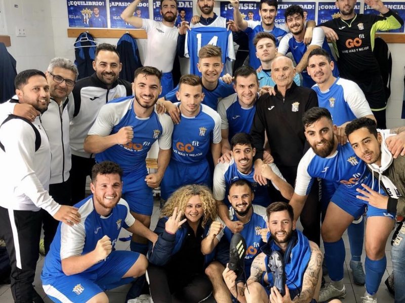 Plantilla del Camas CF celebra un triunfo en el vestuario.