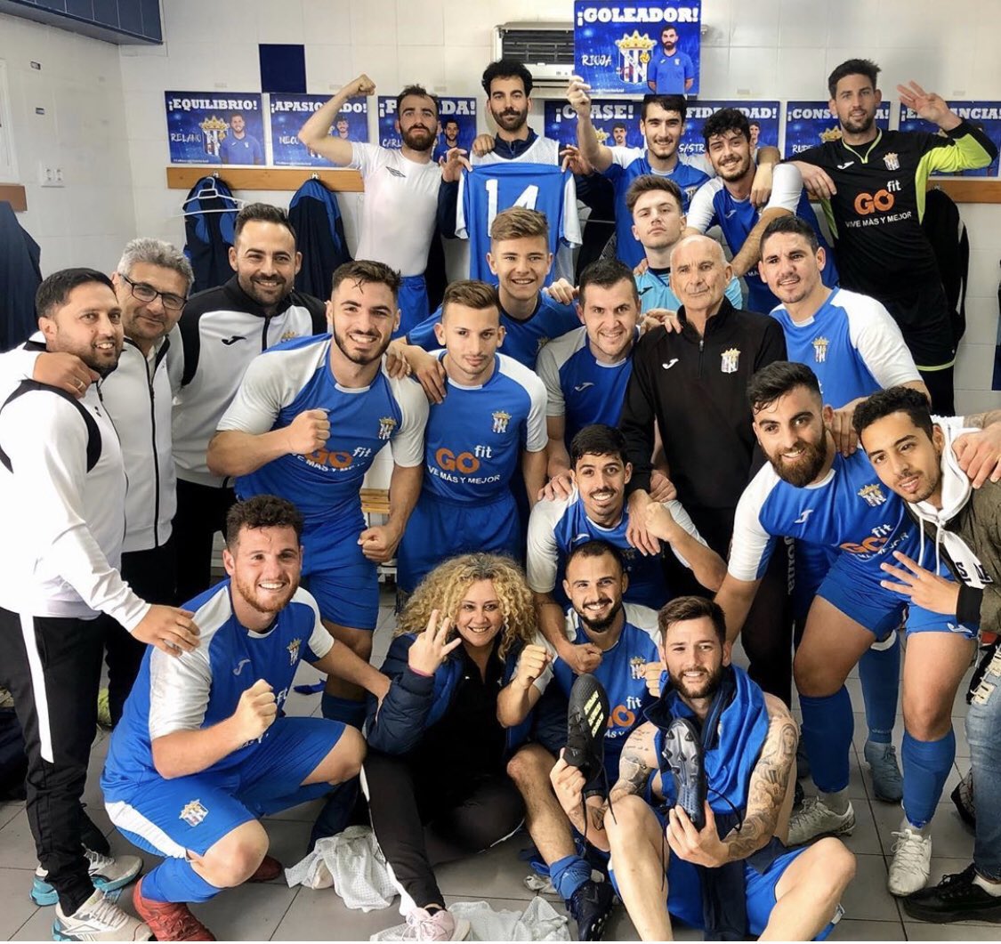 Plantilla del Camas CF celebra un triunfo en el vestuario.