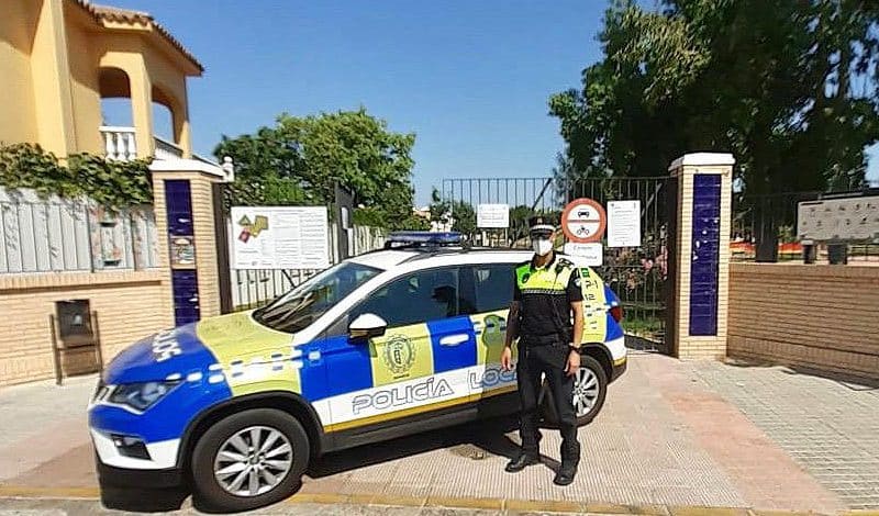 Imagen de la Policía Local de Gines con un agente haciendo uso de la mascarilla. Fotografía del Ayuntamiento.