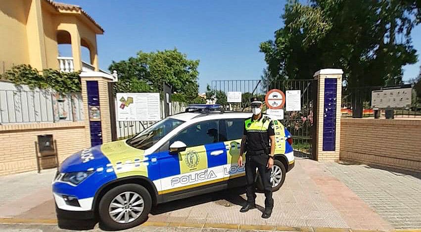 Imagen de la Policía Local de Gines con un agente haciendo uso de la mascarilla. Fotografía del Ayuntamiento.