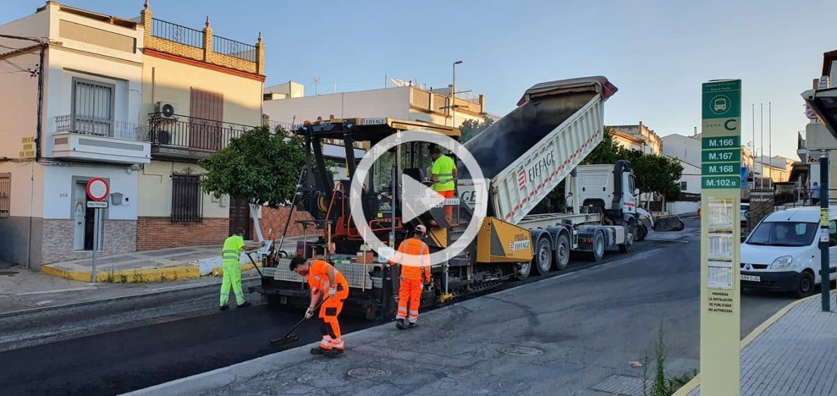 El reasfaltado de la A8076 a su paso por el casco urbano de Espartinas.